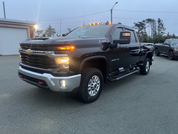 2024 CHEVROELT SILVERADO 2500 LT CREW DURAMAX Z71 48K